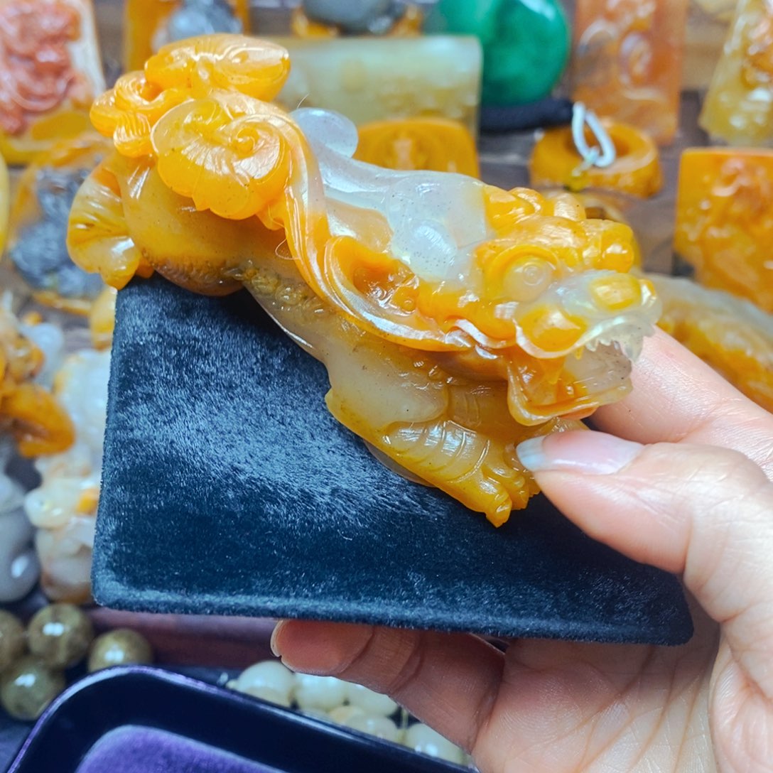 颈饰未镶嵌石英岩玉