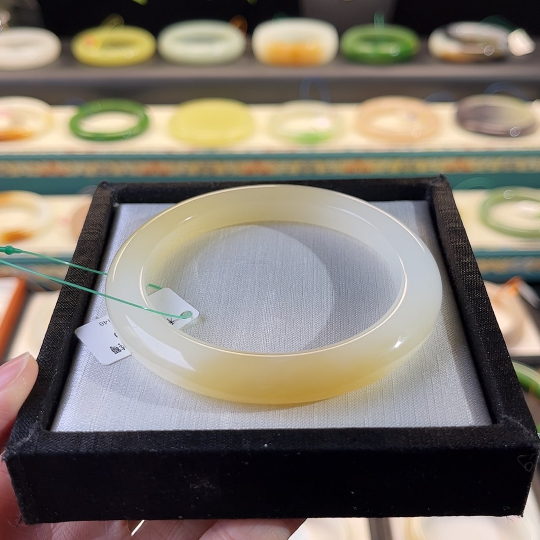 和田玉手镯未镶嵌糖白