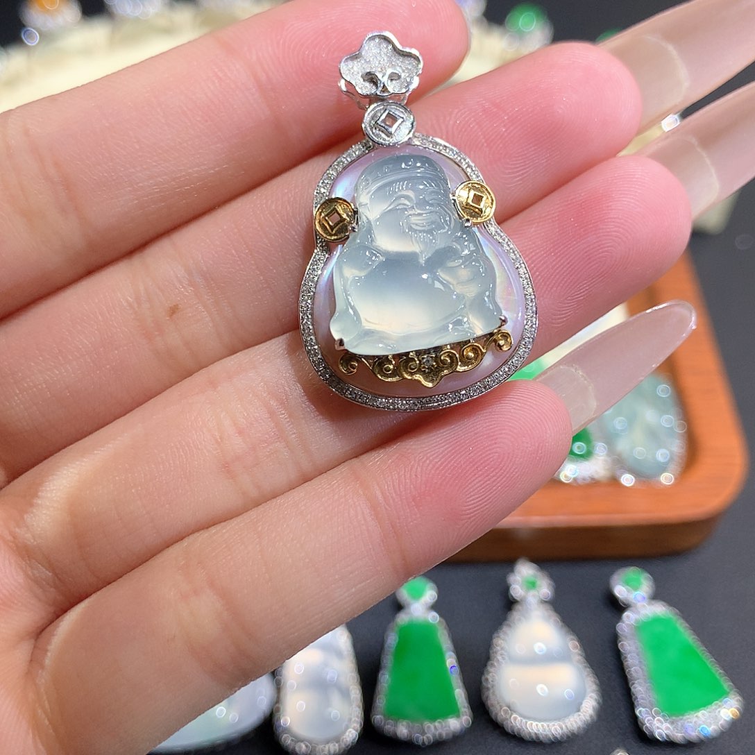 翡翠18K金镶嵌颈饰白冰财爷爷