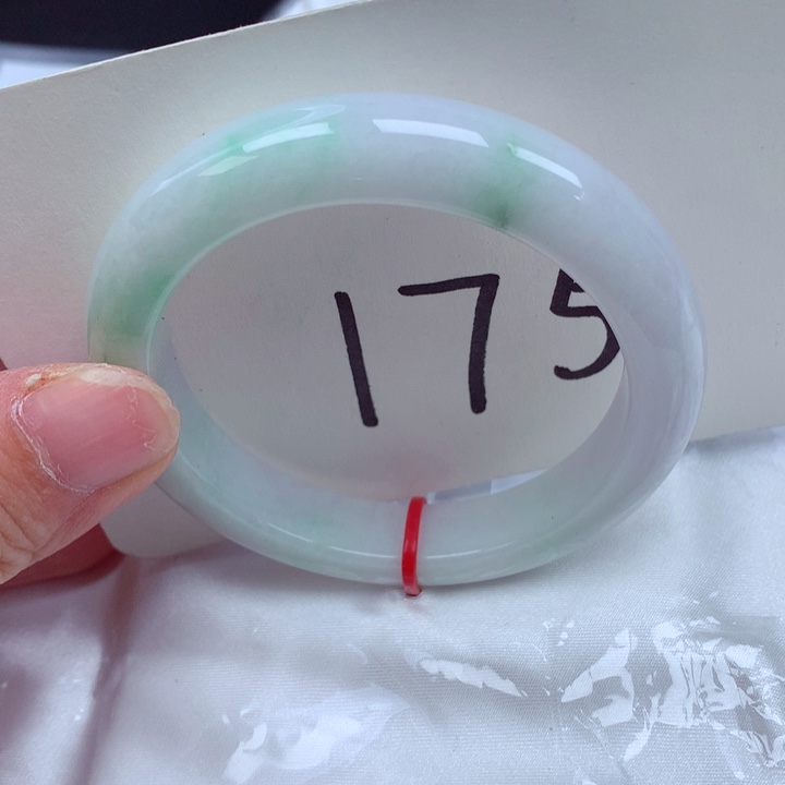 翡翠手镯未镶嵌翡翠