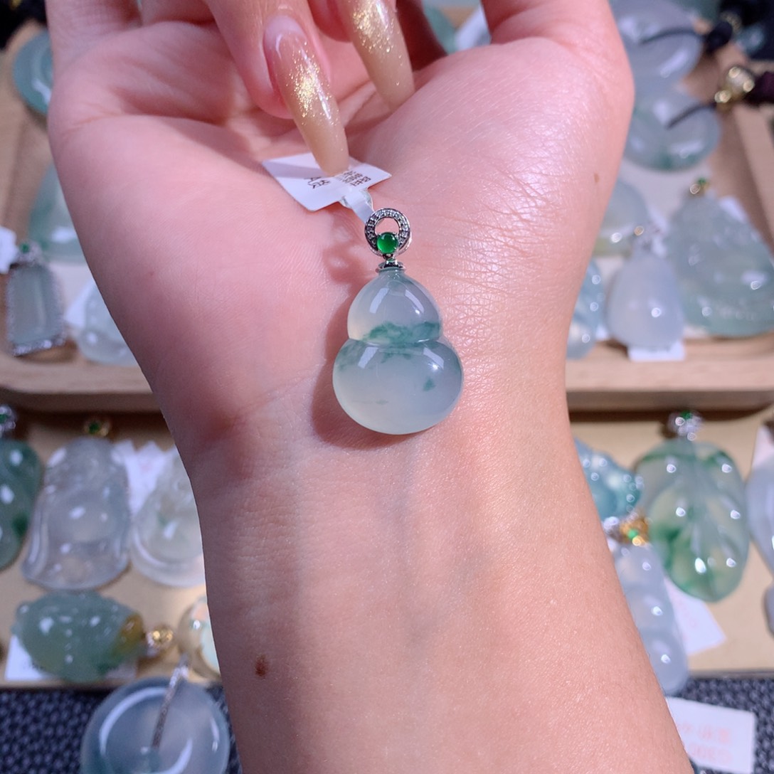 翡翠吊坠(不含链)18K金镶嵌蕊