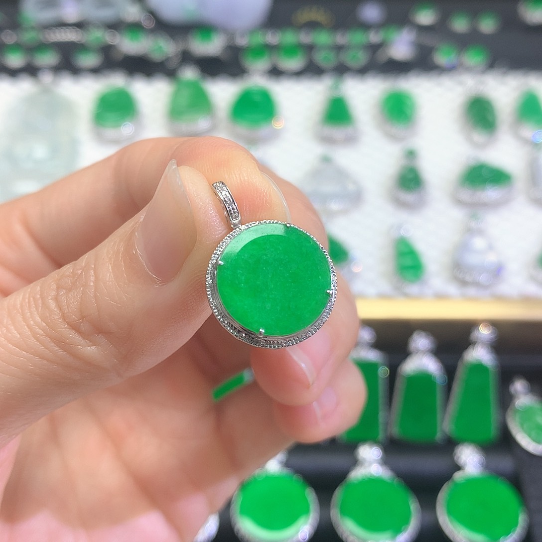 颈饰18K金镶嵌翡翠吊坠