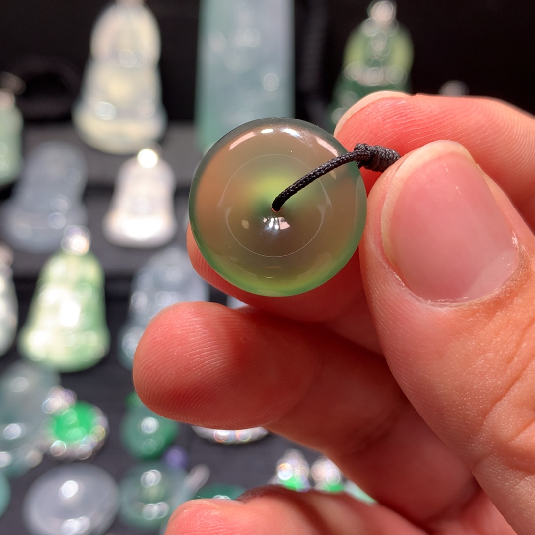 翡翠18K金镶嵌颈饰高冰晴底扣子