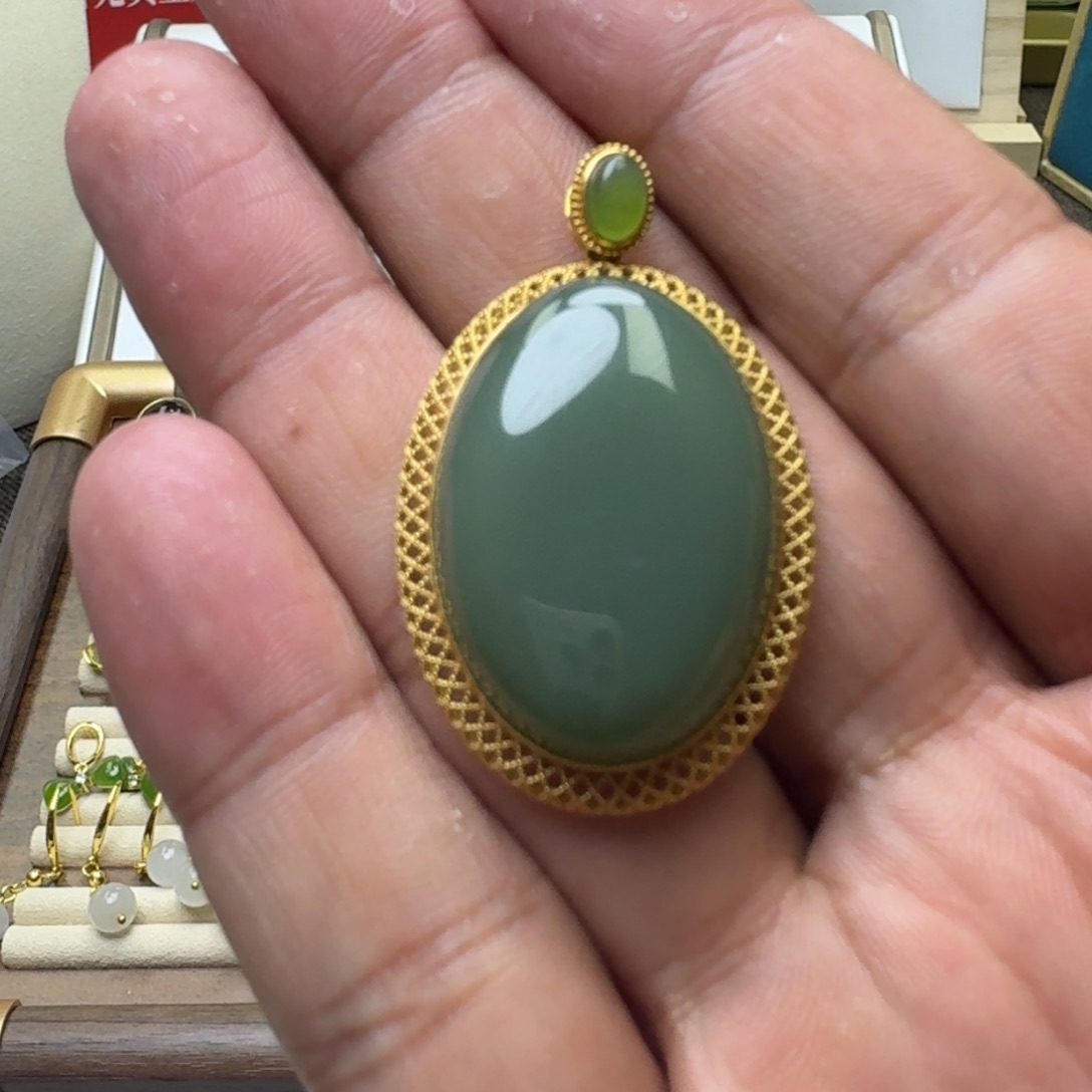 和田玉耳饰18K金镶嵌鸭蛋青碧玉