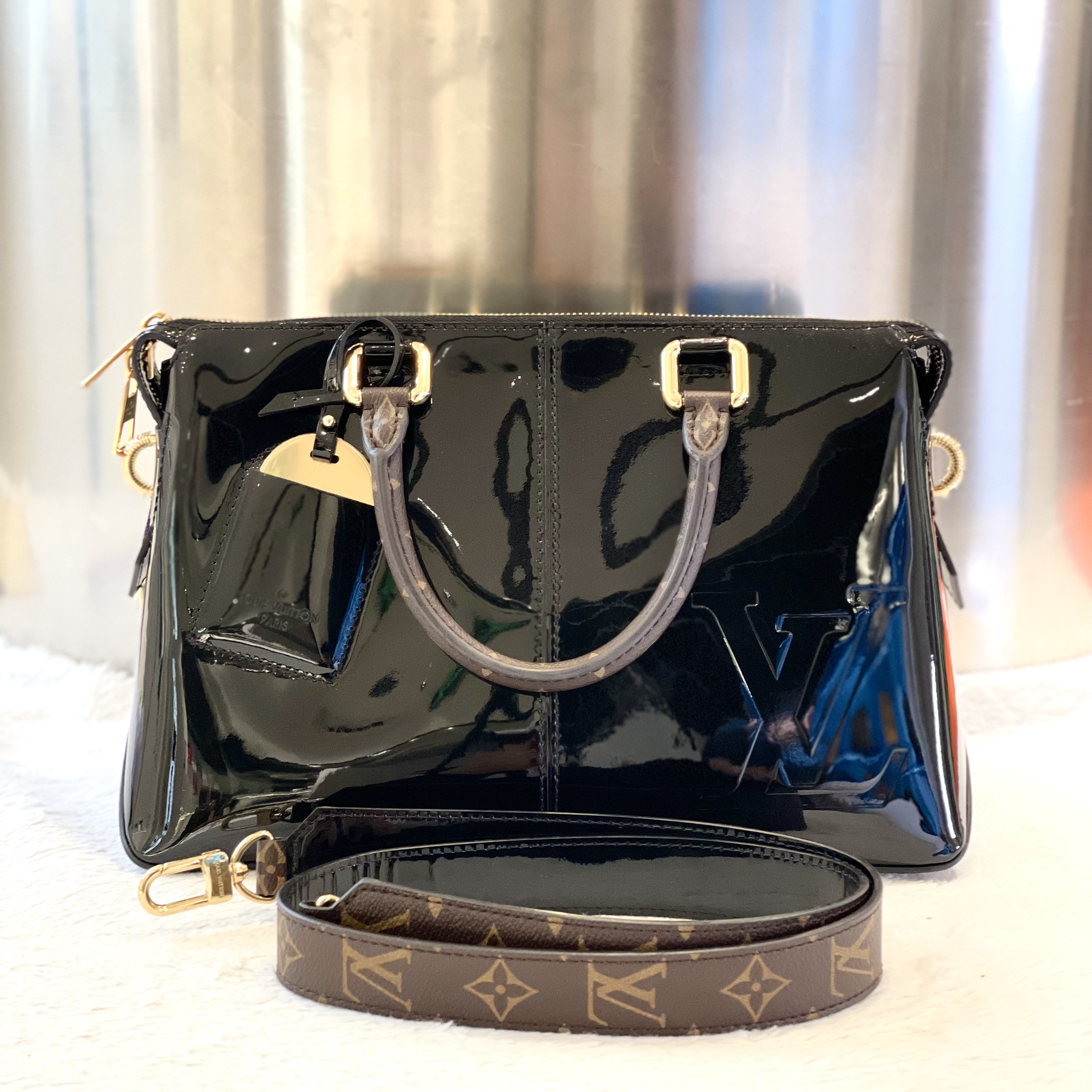 99新 LouisVuitton/路易威登 古有98新LV漆皮托特斜挎包7650