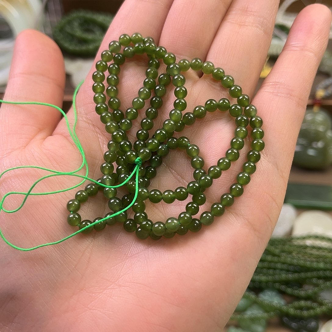 和田玉吊坠(赠链)未镶嵌笑**?