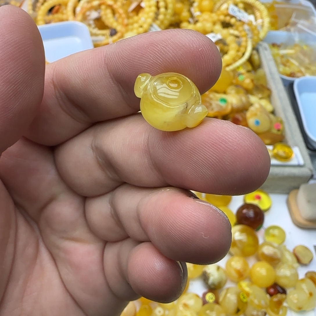 琥珀未镶嵌裸石 1.14克有瑕