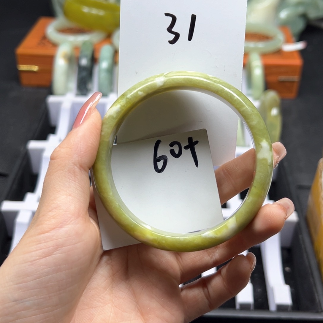 蛇纹石玉手镯未镶嵌