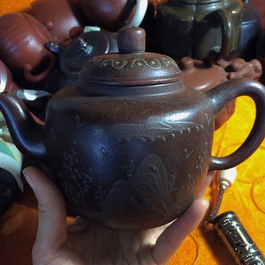 紫砂茶壶原矿泥料手工制作的紫砂壶。