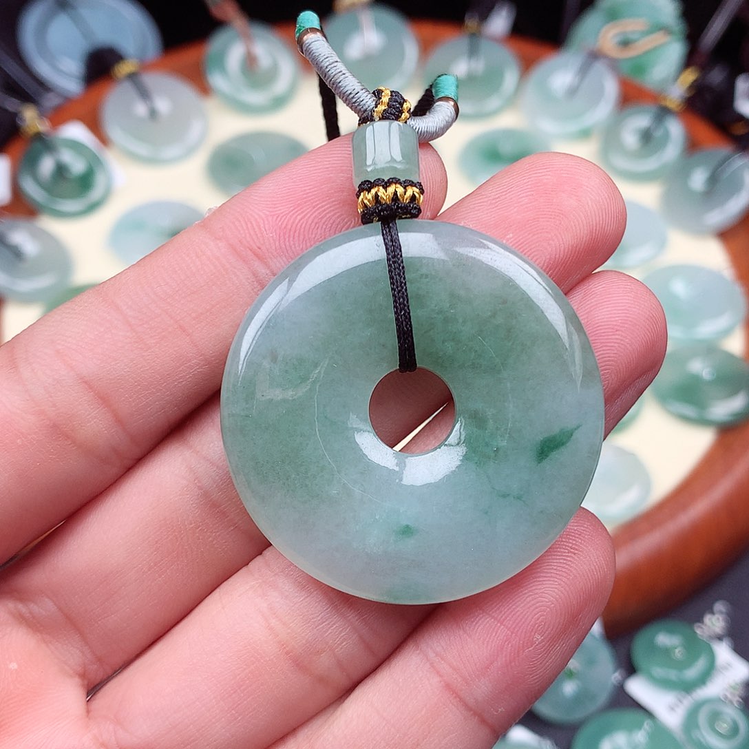 翡翠颈饰未镶嵌大平安扣
