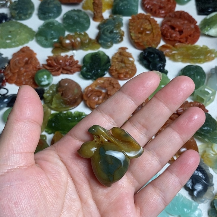 蛇纹石玉颈饰未镶嵌