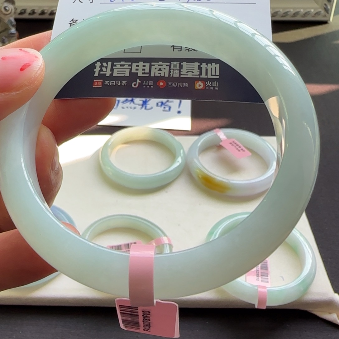 翡翠手镯未镶嵌晶***6天然A就翡翠手镯