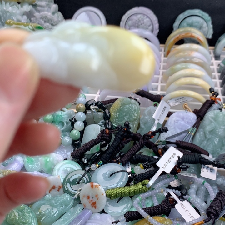 翡翠颈饰未镶嵌吊坠