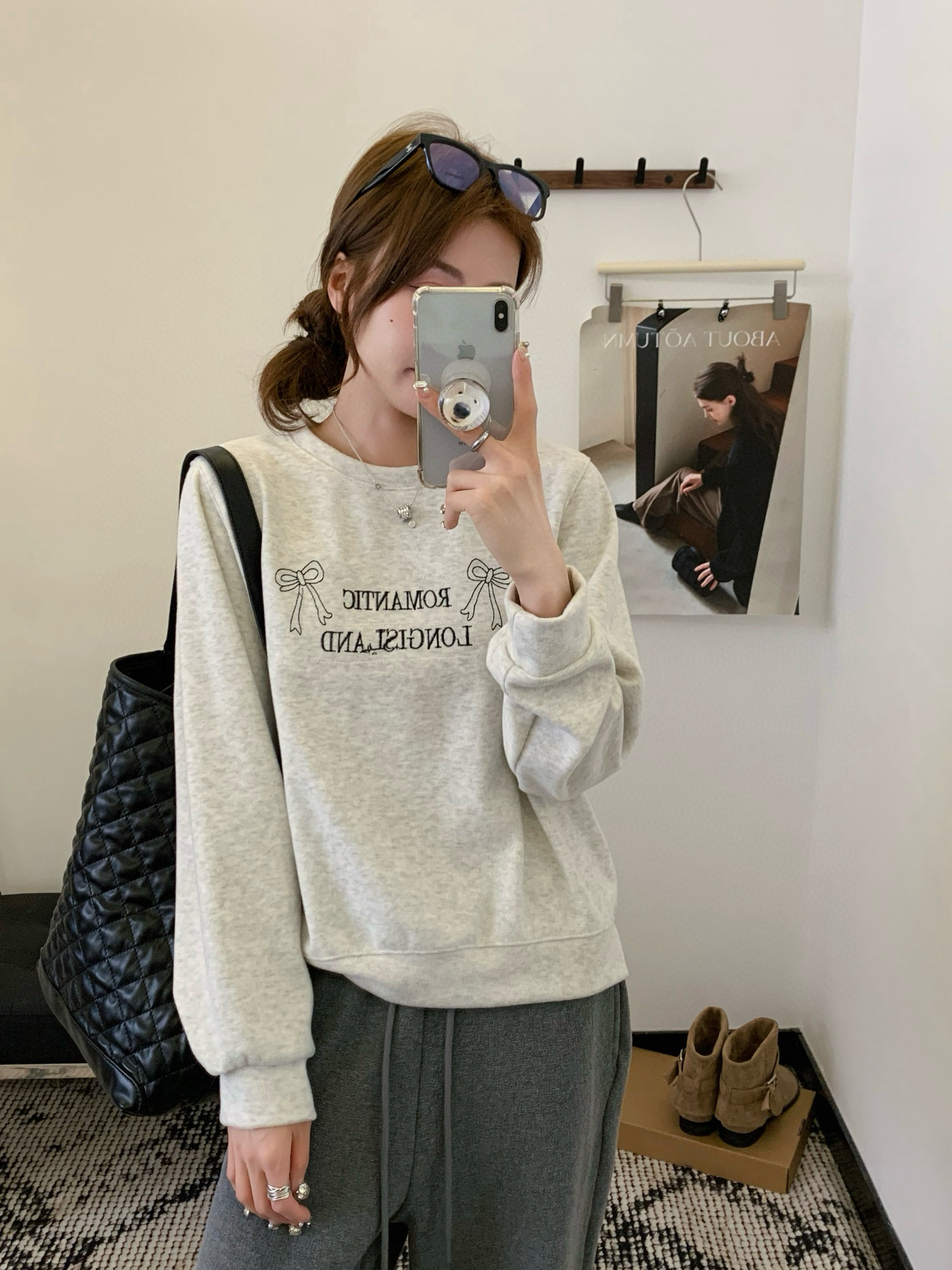 慵懒风刺绣蝴蝶结秋季宽松型纯色圆领卫衣小众女装纯欲风