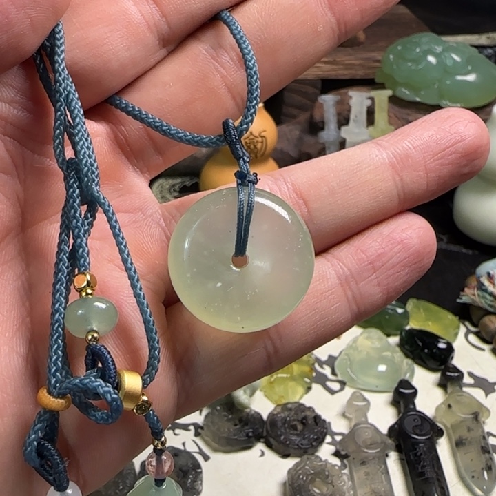 蛇纹石玉颈饰未镶嵌