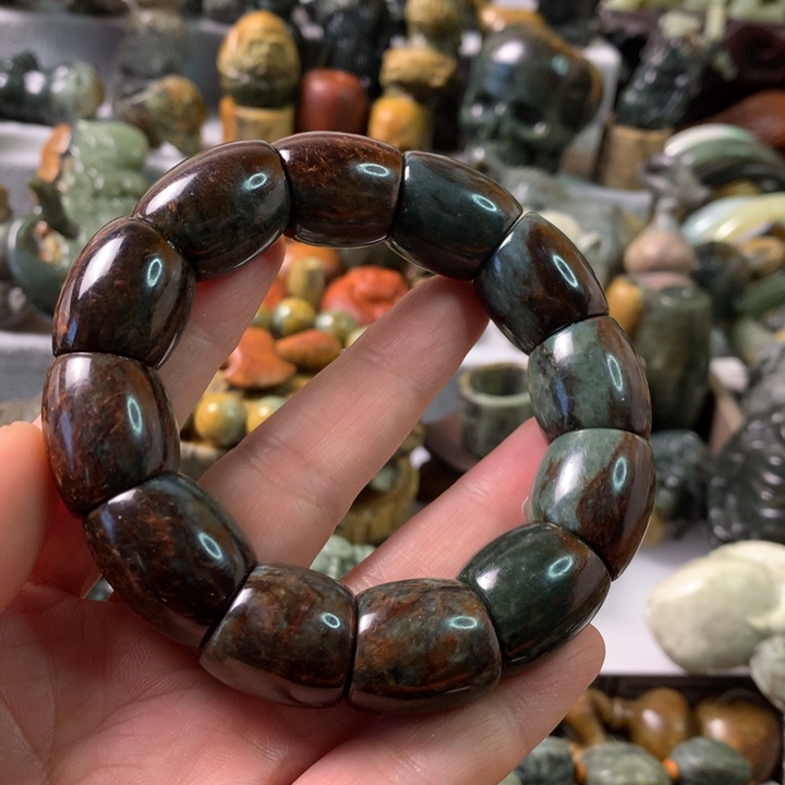 未镶嵌岫岩河磨玉（透闪石质玉）把件