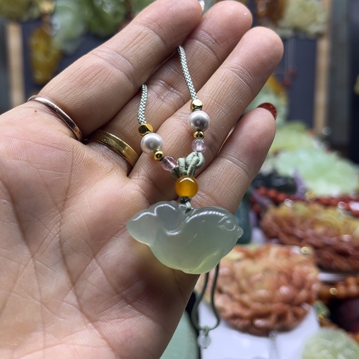 蛇纹石玉未镶嵌颈饰