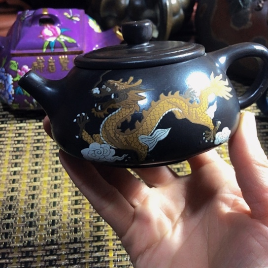 紫砂茶壶原矿泥料手工制作的紫砂壶。
