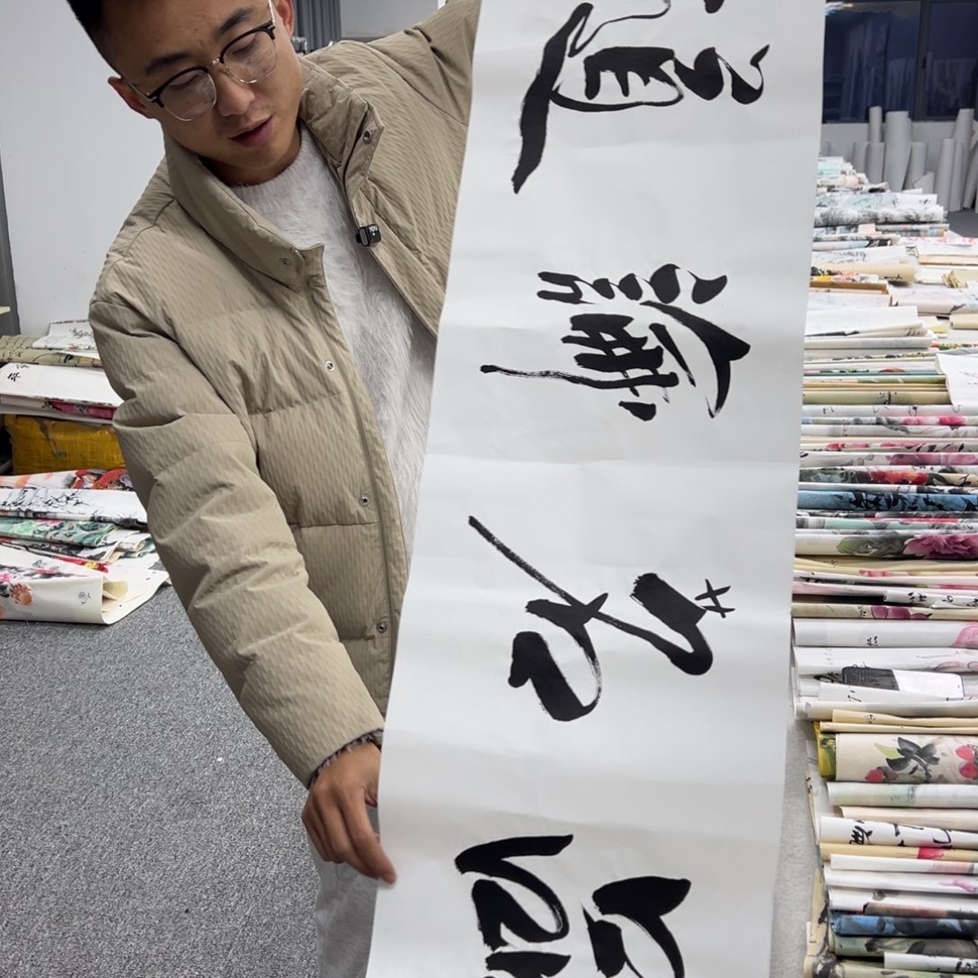国画卖字画的小男孩
