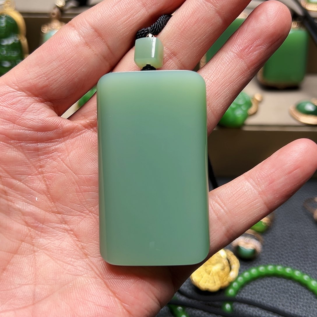 【闪购商品】和田玉（碧玉）颈饰未镶嵌箜*碧玉粉青无事牌