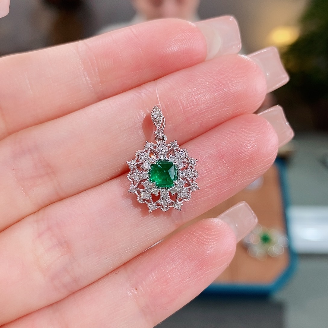 祖母绿颈饰18K金镶嵌0.43ct