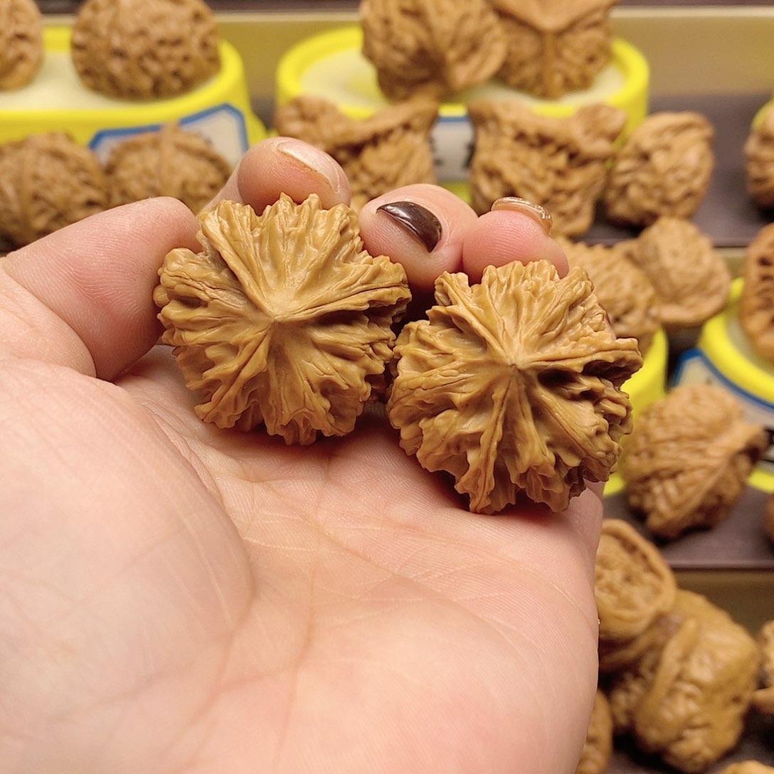 文玩核桃吊坠三棱