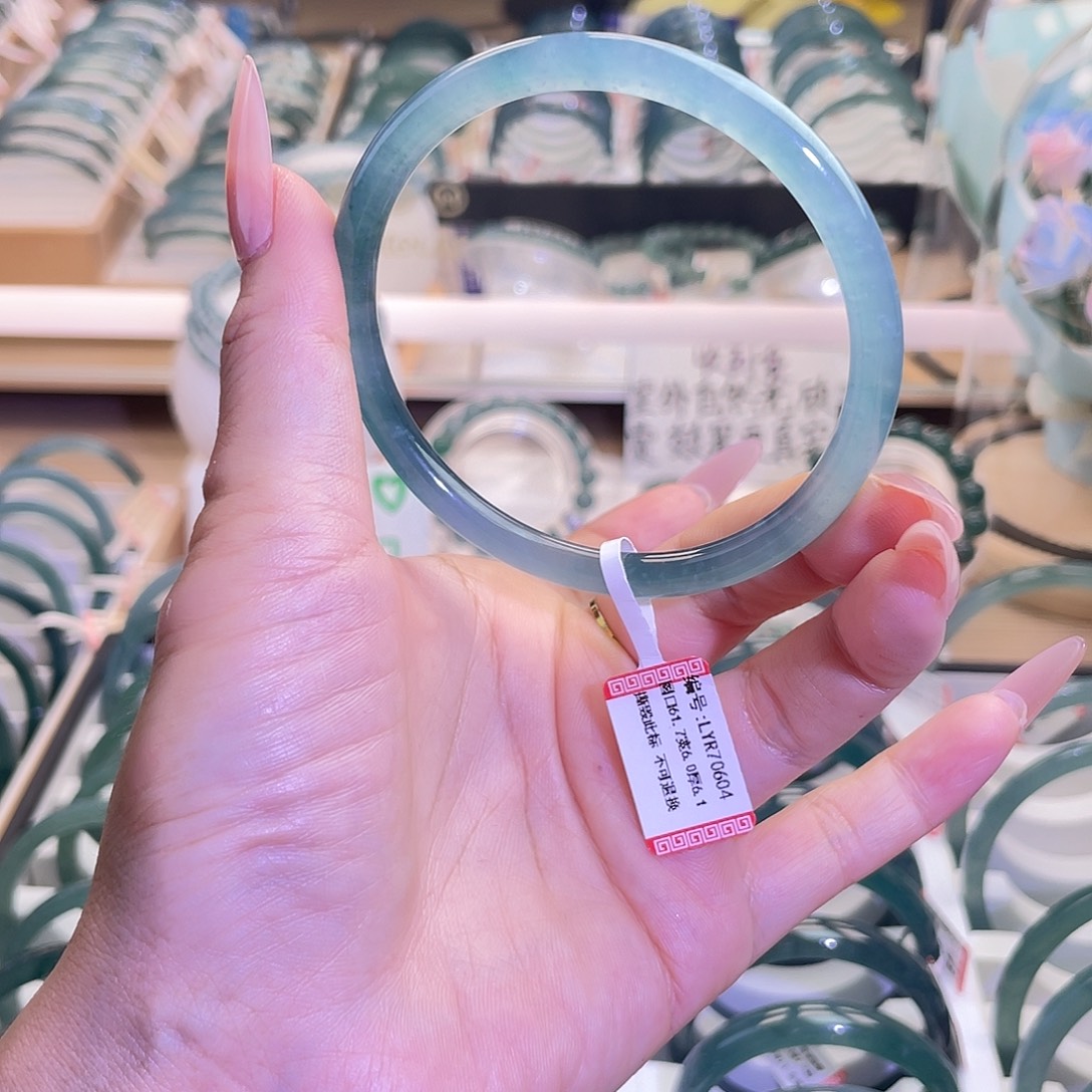 四***半翡翠未镶嵌手镯61-62圈