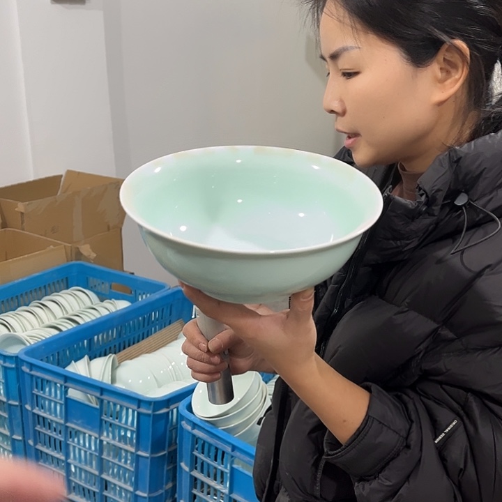 瓷片青瓷八英寸大汤碗一个微瑕包邮