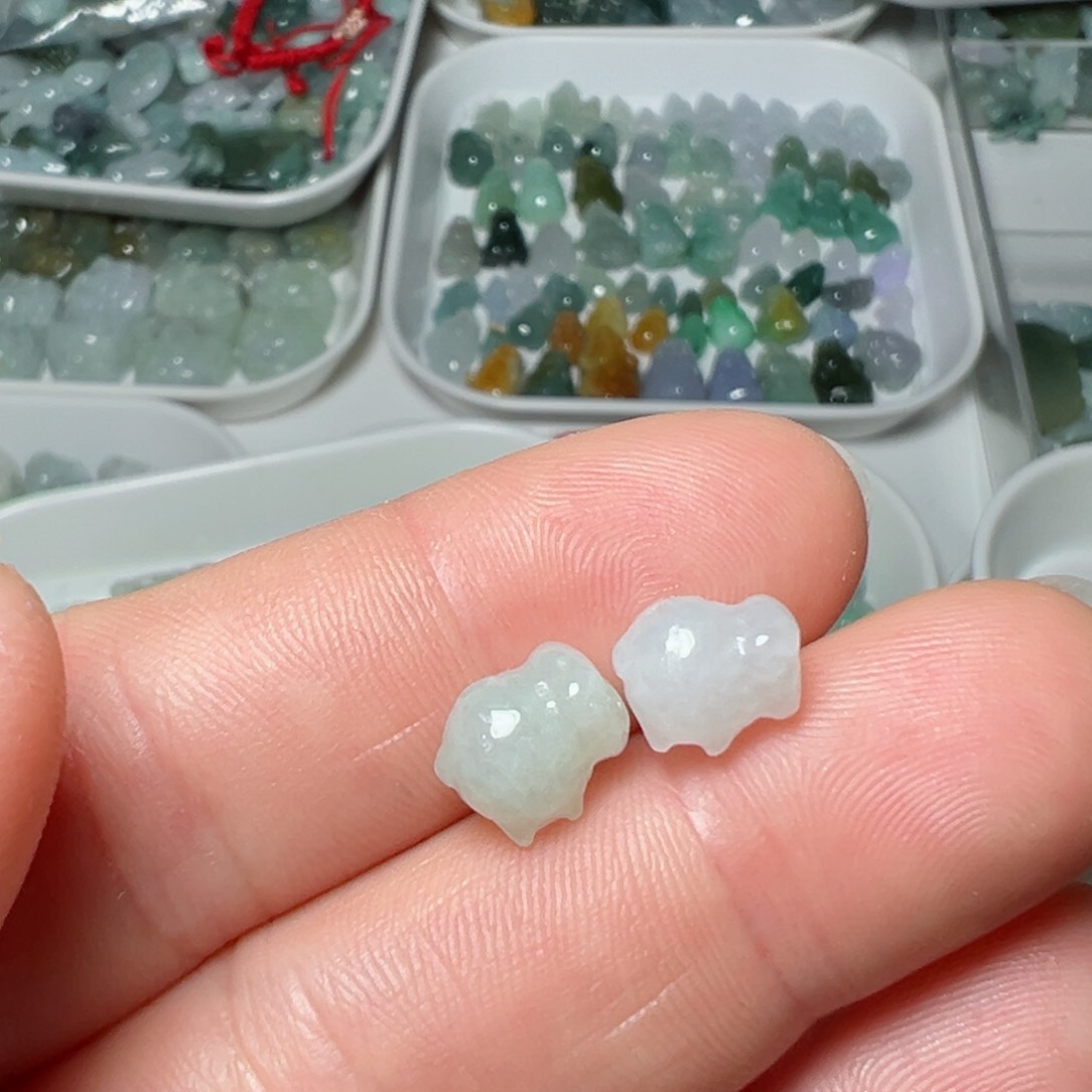 翡翠颈饰未镶嵌浪*来通孔小羊两个