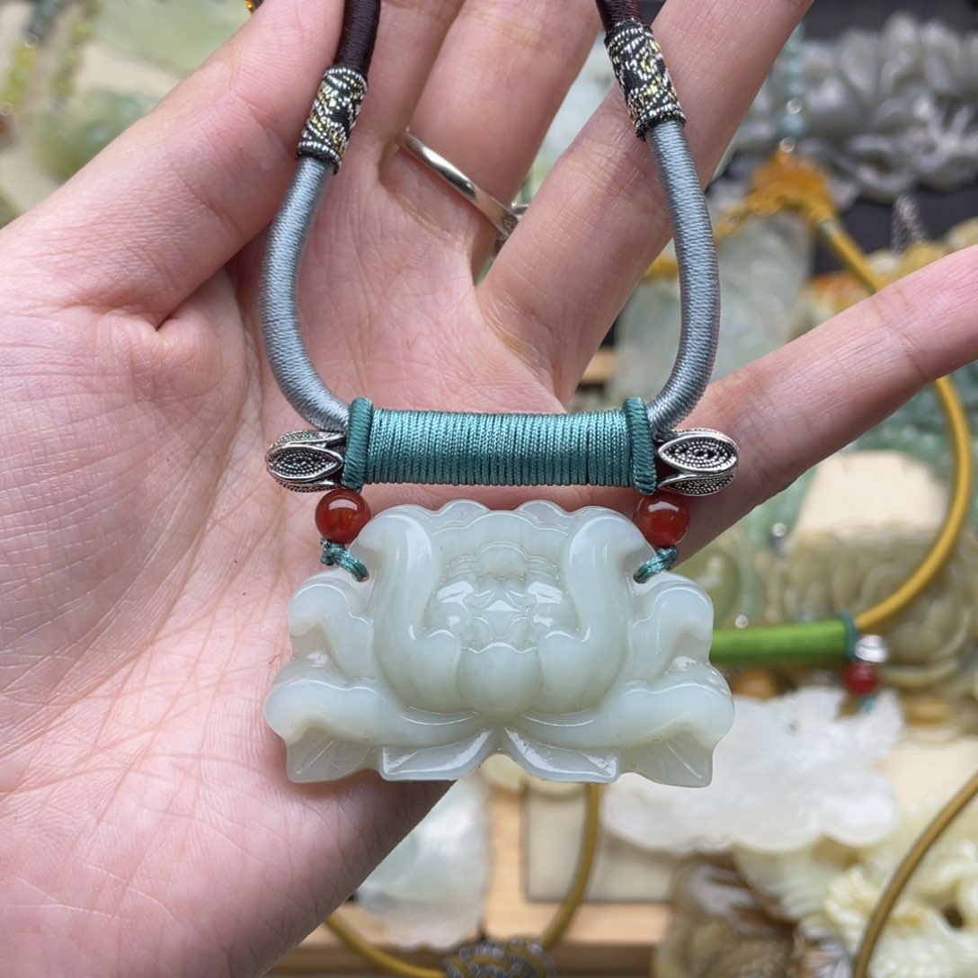 蛇纹石玉颈饰未镶嵌