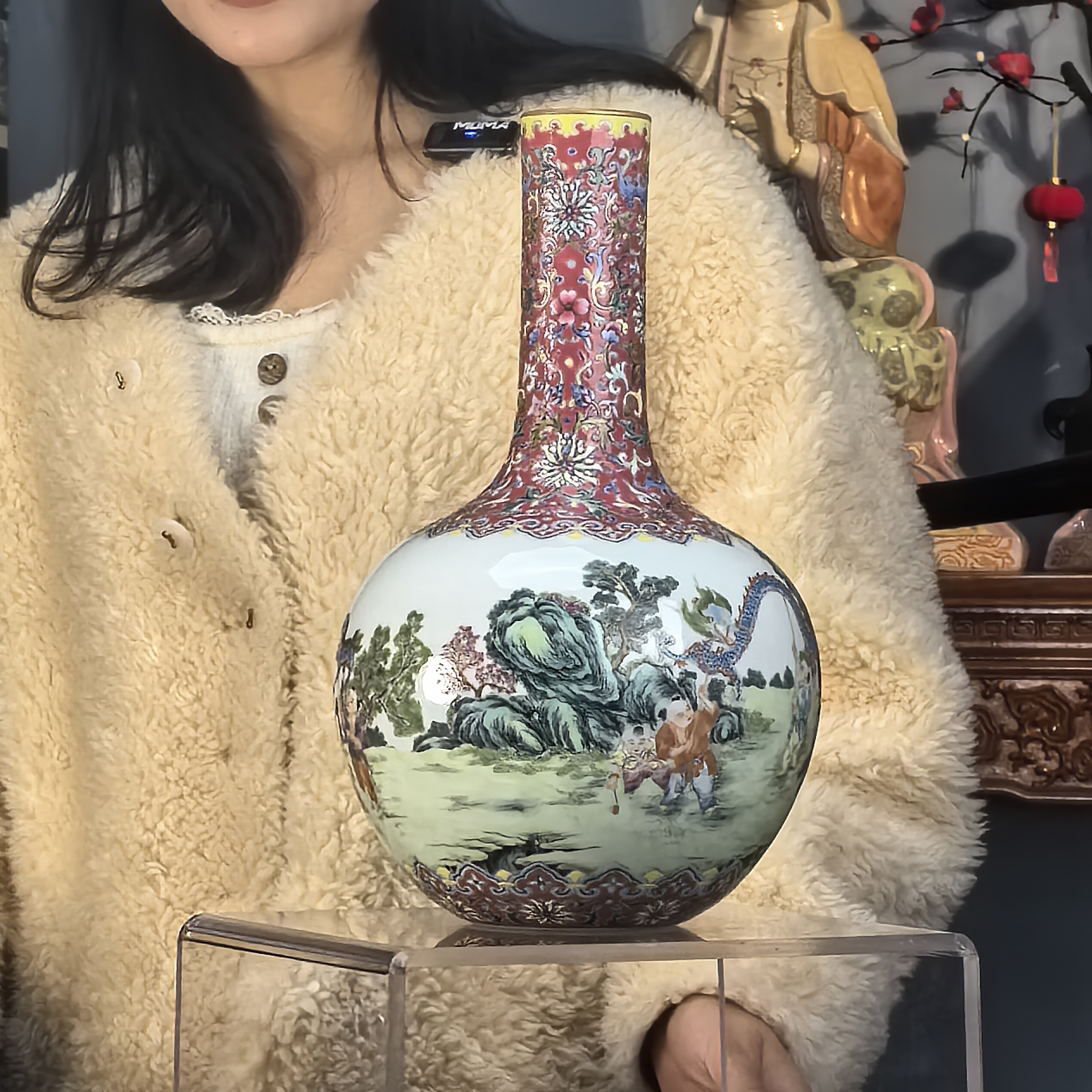 清 珐琅彩胭脂红婴戏开窗天球瓶