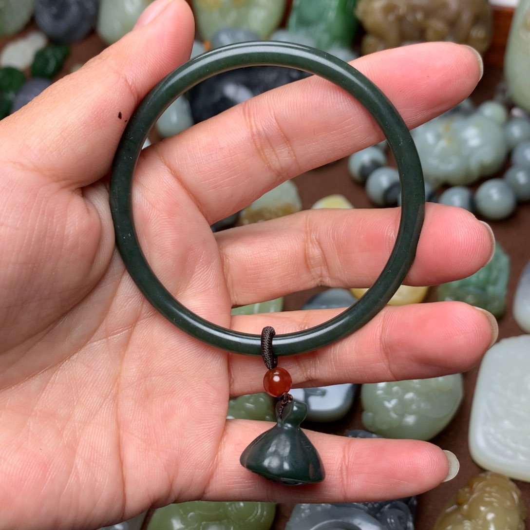 和田玉挂件未镶嵌向**