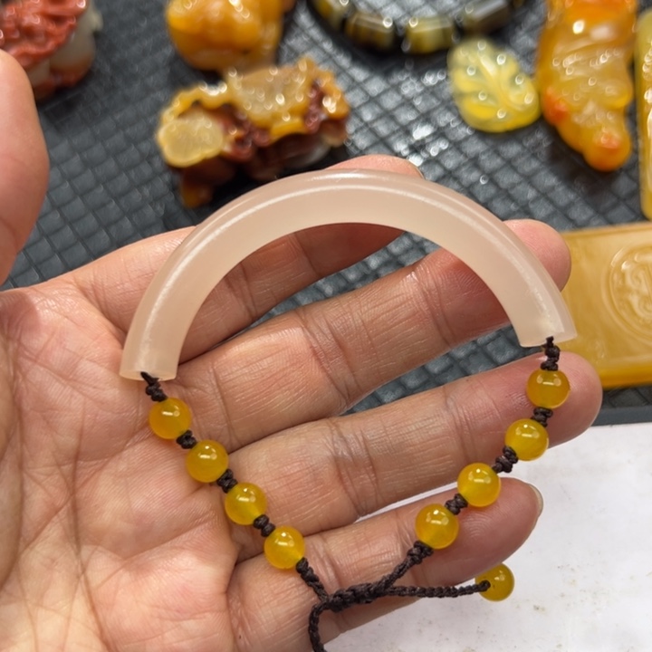 石英质玉（黄龙玉）颈饰未镶嵌