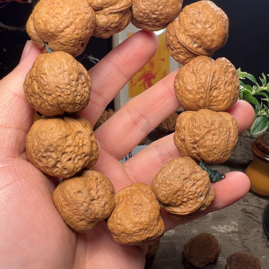 文玩核桃吊坠小元宝29mm手持