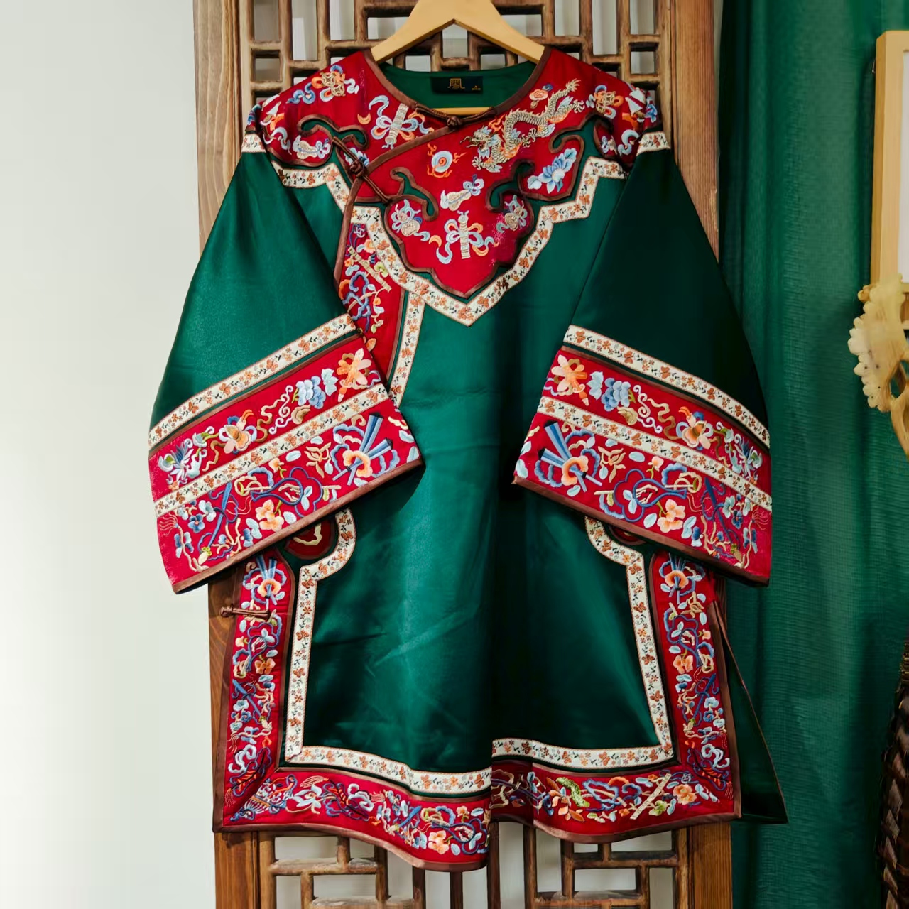 （ LS506-17）凤徕兮私人定绿色光板底红色刺绣如意斜襟盘扣太太服