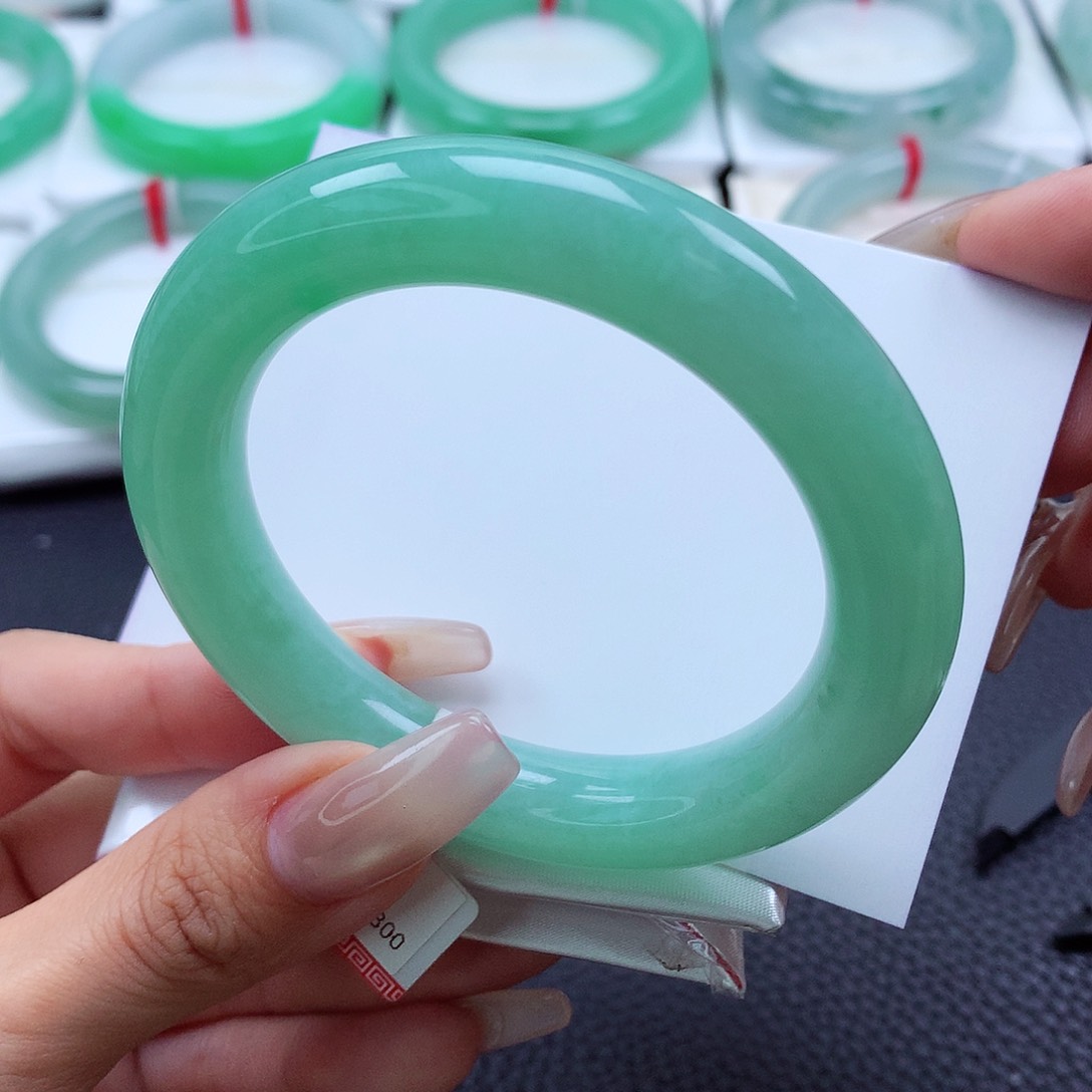 翡翠未镶嵌手镯54.55.56果绿胖圆条 