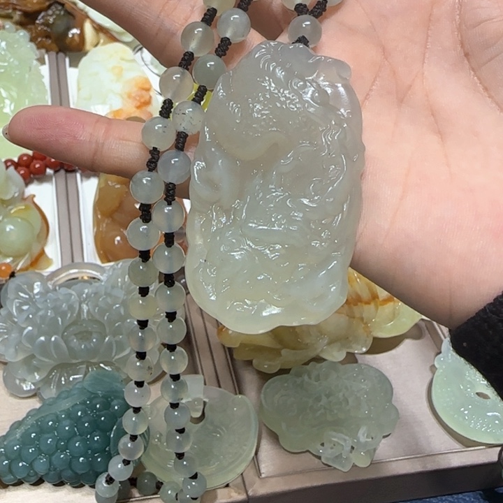 蛇纹石玉吊坠合金