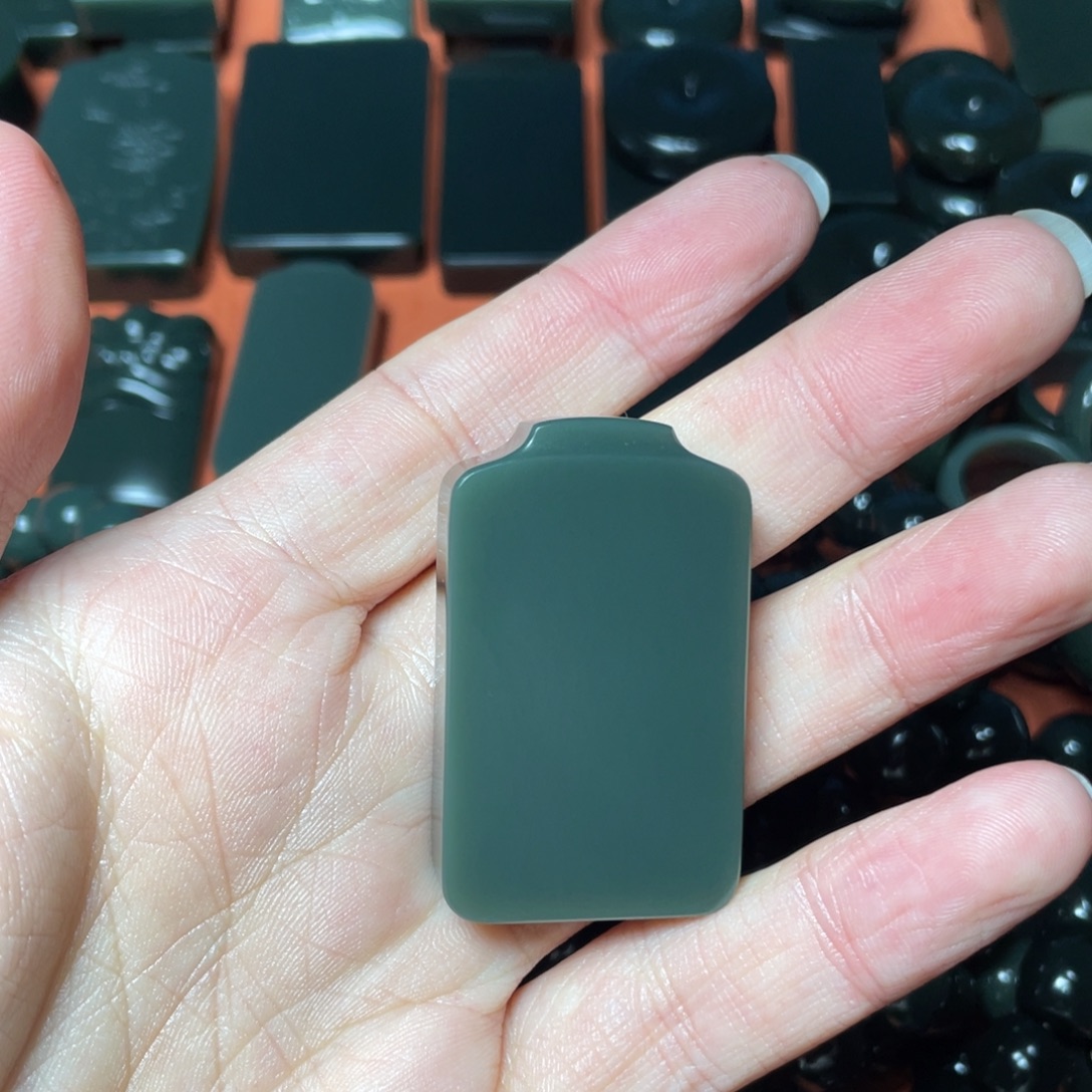 居***一和田玉未镶嵌颈饰