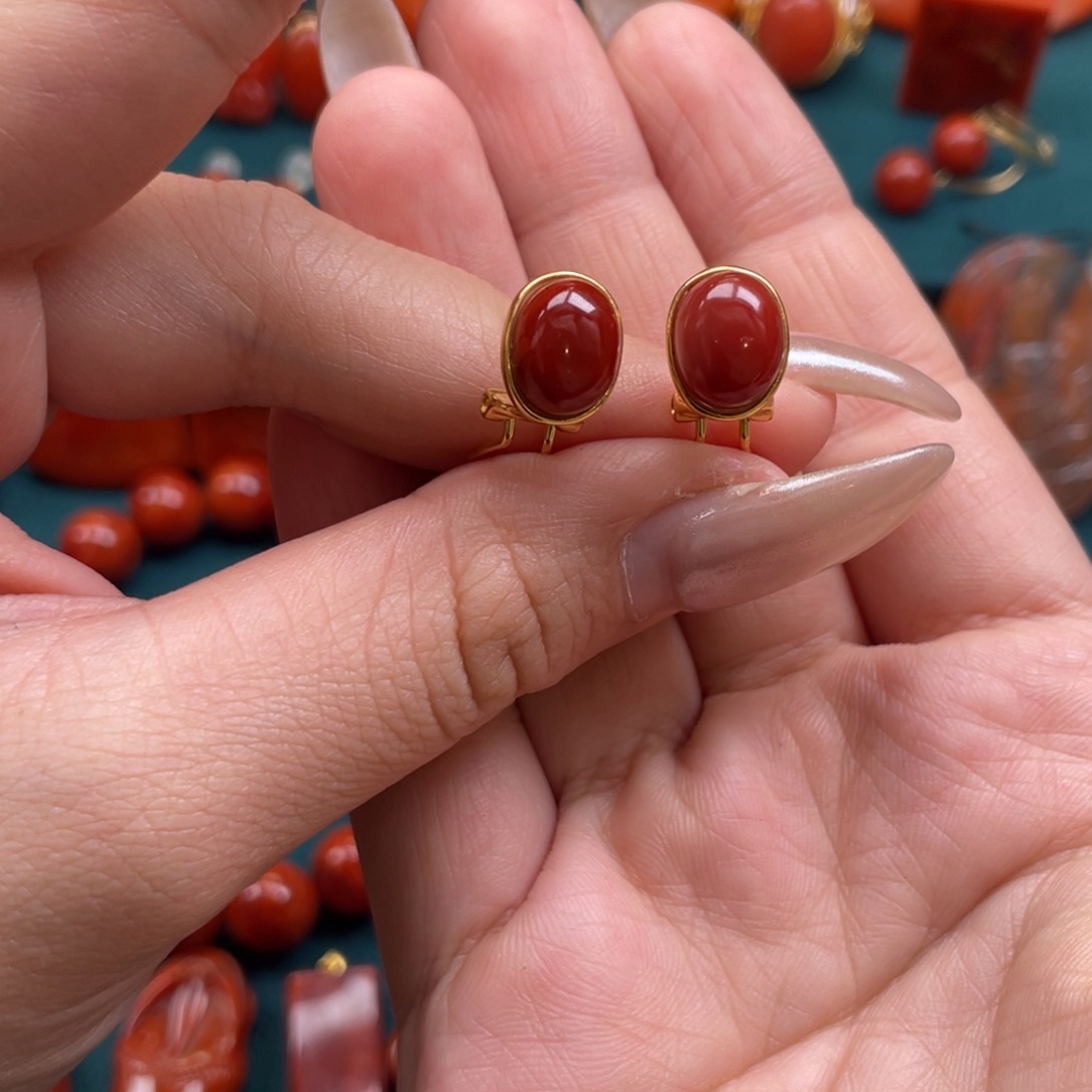 南红玛瑙银S925镶嵌南红牛血红925银耳钉