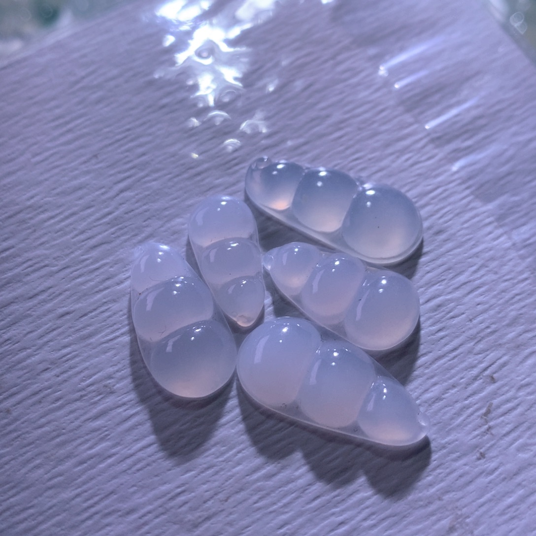 翡翠未镶嵌颈饰一手