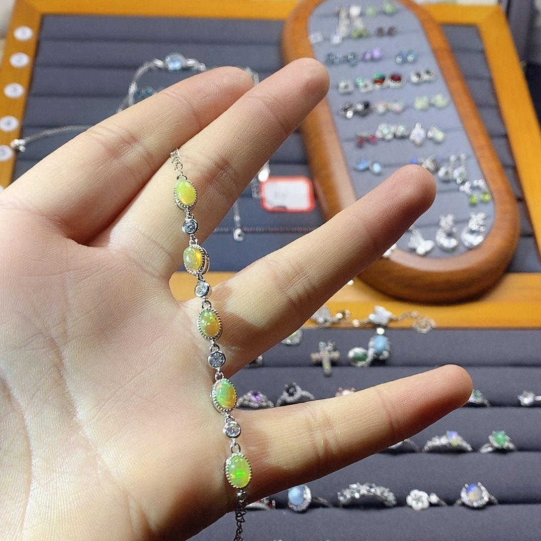 水晶手链银S925镶嵌A129。   