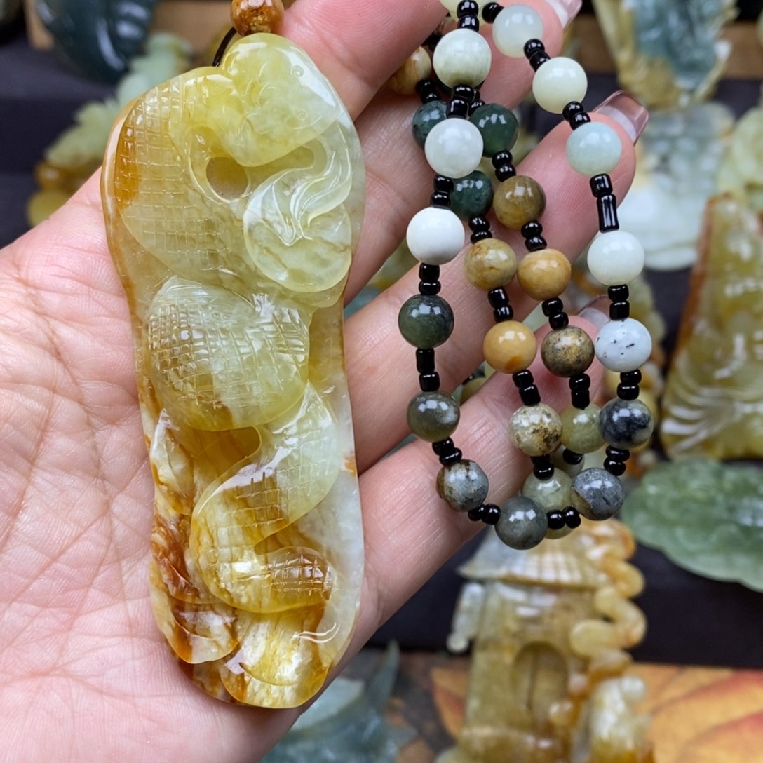 蛇纹石玉颈饰未镶嵌