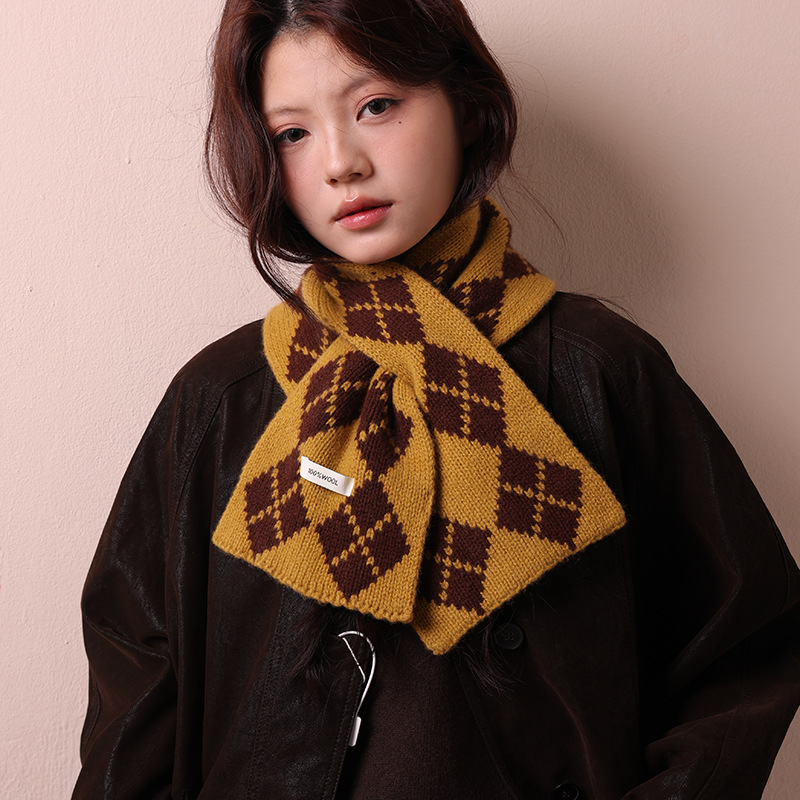 2025款冬季围巾氛围感100%纯羊毛菱格纹老钱风高级感交叉围脖帽子