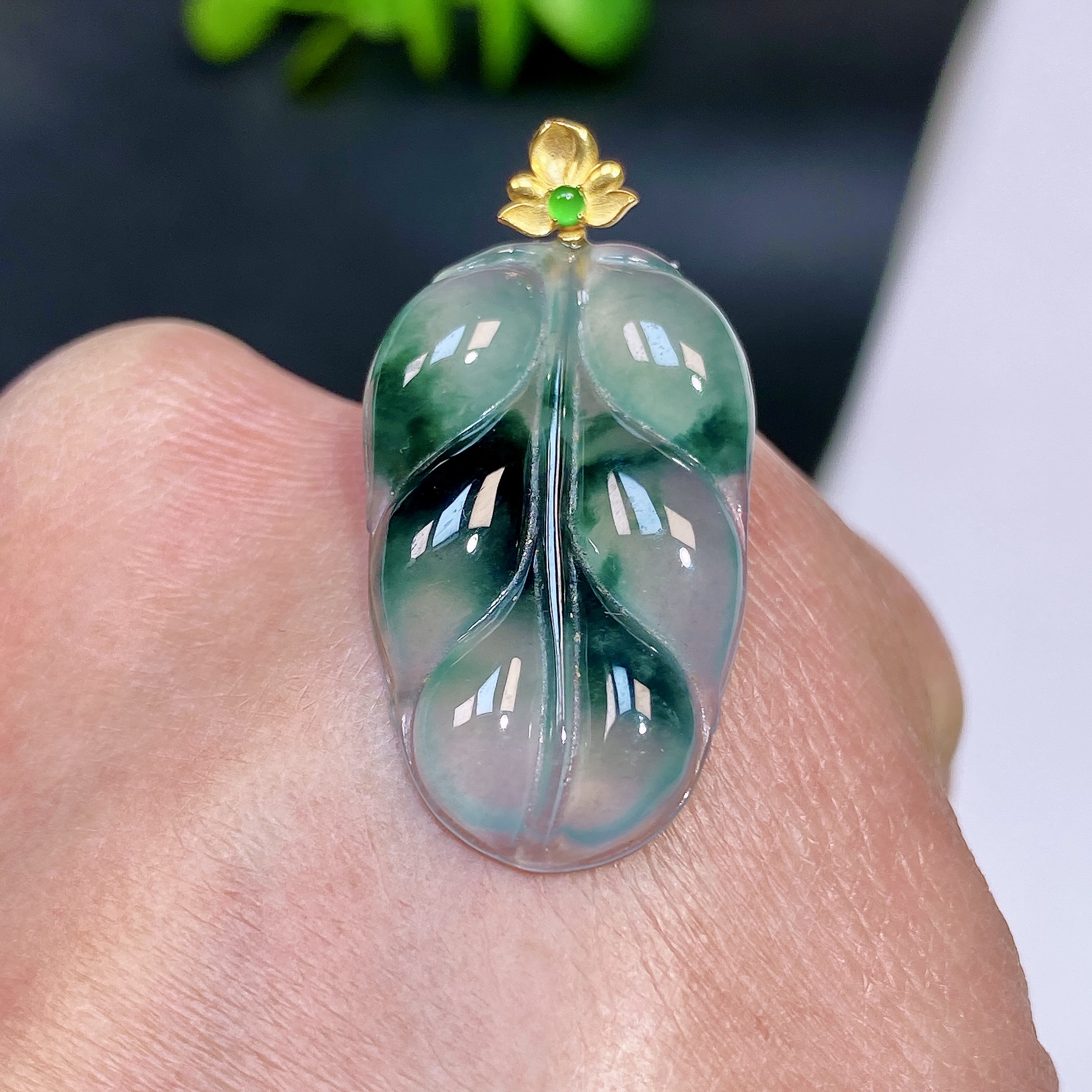 高冰种起光翡翠飘花飘绿叶子吊坠 缅甸天然翡翠A货 29-17.2-3.7mm