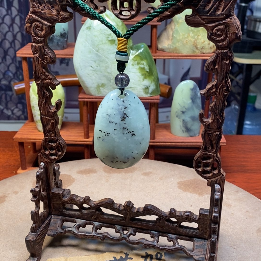 黑***村玉岫岩精品原石摆件