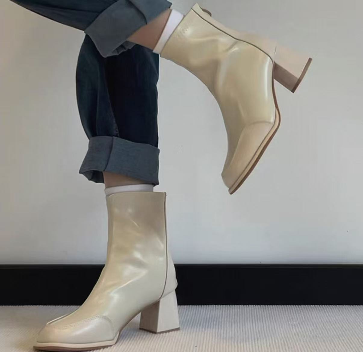 W808方头后拉链短靴女新款百搭气质粗跟不累脚马丁靴薄绒