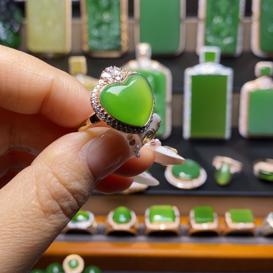 笑***云和田玉18K金镶嵌挂件