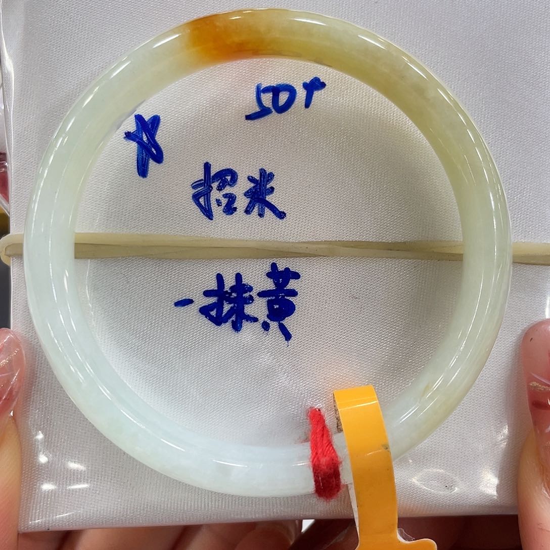 翡翠手镯未镶嵌翡翠