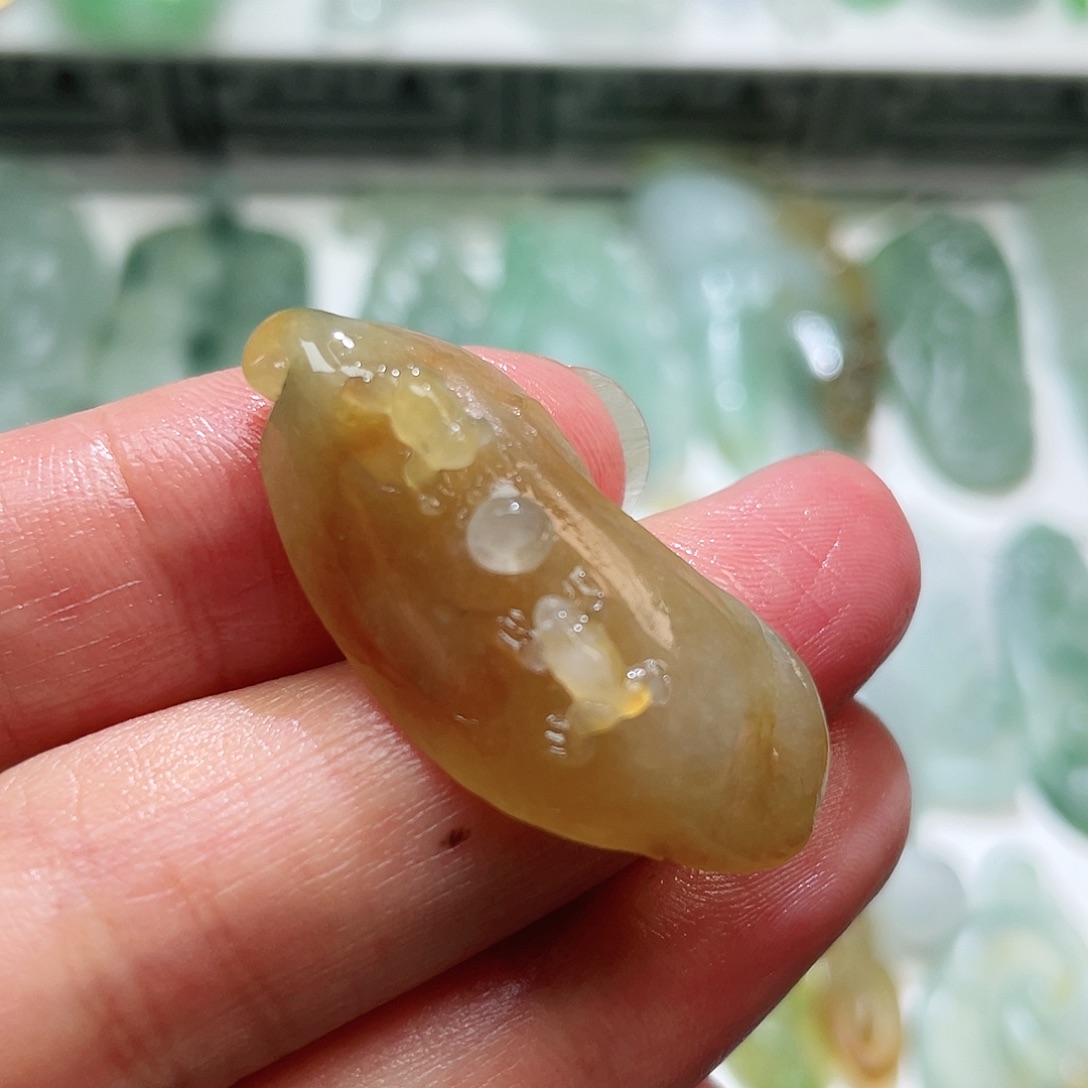 定制翡翠未镶嵌黄翡随形吊坠