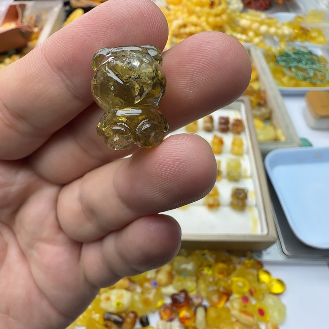 ****田琥珀未镶嵌裸石3克有瑕